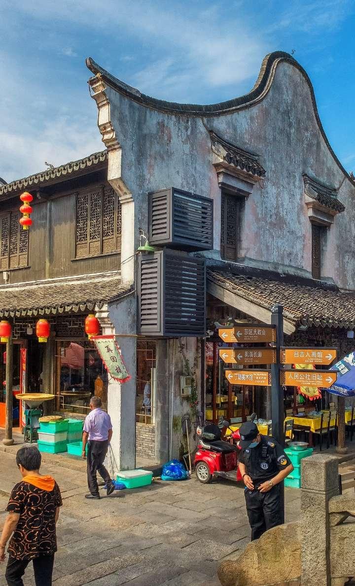 广东一在建高架桥突然坍塌，路过车辆被砸，造成的损失谁来承担？
